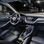 Mens søsterbilen Peugeot 3008 disker op med fuld, digital instrumentering, er førerpladsen i Crossland X helt konventionel og klassisk Opel.