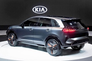 Især front og bagende er gjort mere vindglat på den elektriske udgave af Kia Niro. Der imellem er der tale o den hybrid-crossover, der allerede sælges i Danmark.