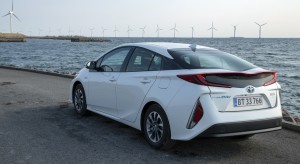 Både for og bag adskiller designet af Prius Plug-in sig fra den almindelige Prius. Særligt bagenden er fortsat meget futuristisk - for at spare vægt, er bagklappen lavet i kulfiber.
