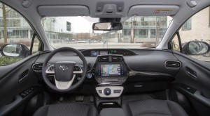 Alt i udstyr, joy-stick gearvælger og masser af informationer om hybridsystemet præger kabinen i Prius Plug-in. Men også ganske nydelige materialer og god plads.