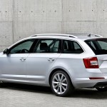 Knækket over bagerste siderude er et klassisk designtrick, kendt fra BMW, der giver Octavia Combi's profil mere dynamik.