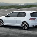 Dobbelt udstødning, spoilere for og bag og røde bremsekalibre inde i 17-tommer fælge. Golf 7 er GTI "Classic".