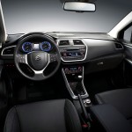 Høj siddestilling og store sidespejle giver den rette offroader-atmosfære i Suzuki SX4.