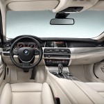 Indvendig begrænser nyhederne sig til flere kromlister og større kopholdere i den faceliftede BMW 5-serie.