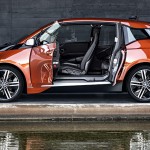 Med karosseri i stærkt kulfiber har det været reltativt nemt for BMW at droppe midterstolpen for at lette adgangen til bagsædet.