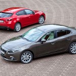Mazda 3 sedan bliver længere, lavere og mere coupé-agtig end hatchback-udgaven (bagerst).