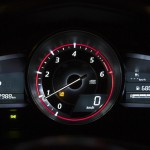 Digitalt speedometer møder analog omdrejningstæller i Mazda 3.