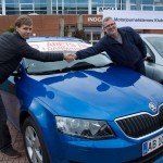 MKD-formand og chefredaktør Mikkel Thomsager (til højre), lykønsker Skoda's Peter Lorentzen. (Foto: MKD)