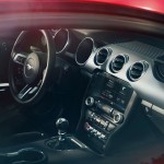 Manuelt gear og kort "grydeske" - Ford Mustang er også til europæiske entusiaster i 6. oplag. Speeder- og styre-respons kan justeres elektronisk.
