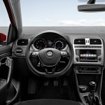 VW Polo får nyt multifunktionsrat i topudgaverne og lysere farver på instrumentbordet.
