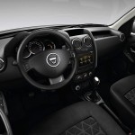 Duster har den hidtil mest indbydende kabine i Dacia-programmet - men indtrykket er fortsat rustikt med hård plastic og svampede sæder.
