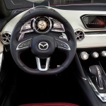 Centerspeedometeret følger stilen fra Mazda 3. Produktionsmodellen må nok klare sig uden detaljer i aluminium og akryl.