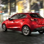 Bagfra er ligheden med både den nuværende Mazda 2 og den større Mazda 3 slående.