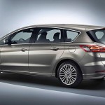 Særligt bagfra læner designet af den nye Ford S-Max sig tæt op af den nuværende model. Proportionerne er omtrent de samme, men den nye bliver lidt længere og bredere end den nuværende model.