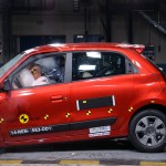 Renault Twingo slipper også hæderligt fra crashtesten. Gardinairbags er dog sparet væk, og det giver et dårligt resultat i pæletesten.