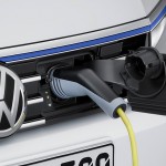 GTE-udgaven af VW Passat kører både på benzin og el. Batteriet kan oplades i stikkontakten.