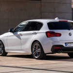 Smalle og brede baglygter understreger familieskabet med større BMW-modeller som 3- og 5-serien.