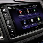 En ny trykfølsom skærm med ni indbyggede apps er blandt nyhederne i 2015-udgaven af Honda CR-V.