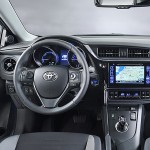 En stor touchscreen er den store nyhed i kabinen i den faceliftede Toyota Auris.