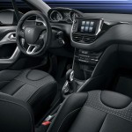 Der er røde seler og sportssæder i GT Line udgaven af Peugeot 208. Som noget nyt kan skærmen 'spejle' din smartphone.