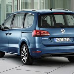 Bagfra kendes den faceliftede VW Sharan på nye LED-baglygter.