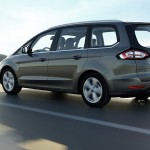 Bagfra kan du kende den faceliftede Ford Galaxy på, at bagruden er 'vokset sammen' med baglygterne.