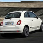 Læg mærke til baglygterne på den faceliftede Fiat 500: Inde i midten titter karrosseriet frem i bilens farve.