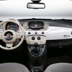 Centralt placeret betjeningsskærm og et tydeligere speedometer er blandt nyhederne i 2016-udgaven af Fiat 500.