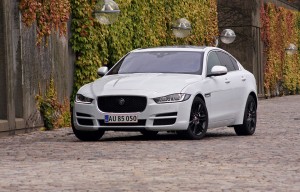 Jaguar tilbyder britisk upperclass til lavpris: Lige nu kan du spare 86.000 kr. på sportssedanen XE.