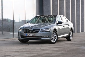 Den store Superb er et eksempel på en Skoda, som biljournalister ofte fremhæver som et bedre valg end den tilsvarende VW-model, Passat.