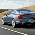 Enorme baglygter og fremtrædende navnetræk skiller Volvo S90 ud fra mængden set bagfra.