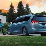 Chrysler Pacifica er enorm - men også lav og overraskende elegant. Ikke mindst sammenlignet med den kantede Voyager, som den afløser.