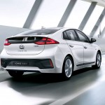 Særligt bagfra er ligheden mellem Hyundai Ioniq og Toyota Prius tydelig.