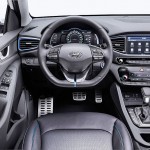 Kabinen i Hyundai Ioniq er væsentligt mindre futuristisk end i Toyota Prius. Automatgearet har dobbeltkobling og seks trin.