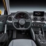 Mens Audi Q2 er kantet udvendig, er der runde og bløde former i kabinen. Fuld digital instrumentering bliver ekstraudstyr.