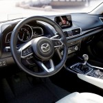 Et slankere rat er den største nyhed i den faceliftede Mazda 3-kabine.
