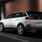 Stilen er stram, kantet og gennemført SUV på den nye Peugeot 5008. Foldbar elcykel, der kan oplades i bagagerummet, bliver ekstraudstyr. Peugeot er også cykelproducent.