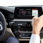 Infoskærmen kan både betjenes med BMW's kendte iDrive joystik, stemmen eller fagter.