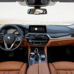 Kabinen er klassisk BMW, men urene er delvist digitale og den 10-tommer store skærm med nyeste teknologi. 