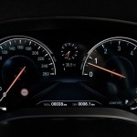 Her bryder BMW med traditionen; speedometer og omdrejningstæller har fået nyt design.