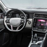 I kabinen får Lynk & Co hightech detaljer som digitale instrumenter, stor infotainment skærm og gearvælger fra Volvo.