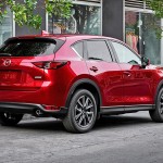 Dimensionerne er de samme, men den faceliftede CX-5 ser mere bred og muskuløs ud.