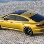 Rammeløse døre og faldende taglinie giver VW Arteon et elegant coupélook - trods fem døre.