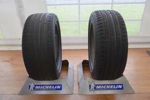 Slidt eller nyt - ifølge dækproducenten Michelin kan et slidt kvalitetsdæk have gode egenskaber. Slid det bare ned til lovens mindstekrav på 1,6 mm mønsterdybde, lyder det glade budskab.