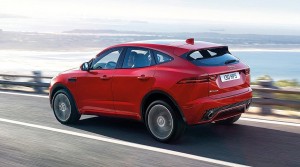 Selv om bagruden skråner markant for at give E-Pace et sportsligt look, bliver der plads til hele 577 liter bagage under bagklappen.