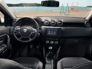 Dusters infotainment-system indeholder bl.a. Apple Carplay, men finishen angiveligt får et løft med bedre materialer.