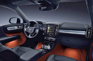 Med XC40 fortsætter Volvo stilen med indbydende kabiner - her bare i mere ungdommelig udgave end i topmodellerne. Indlæg i træ er droppet til fordel for muligheden for orange gulvtæpper.
