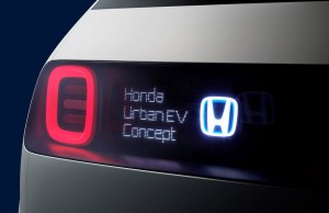 Du kan skrive korte beskeder bag på Honda Urban EV til medtrafikanterne.