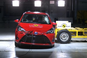 Mens Fiat Punto dumper, er den netop faceliftede Toyota Yaris et eksempel på, at bilfabrikkerne sagtens kan holde deres ældre modeller up-to-date på sikkerhed, hvis de vil.