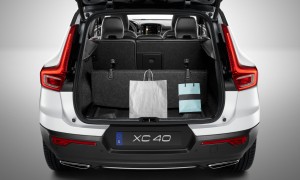 Gulvet i bagagerummet kan stilles på højkant og holde op til tre poser, og du kan også opbevare hattehylden nede i 'kælderen'. XC40 er fuld af praktiske detaljer.